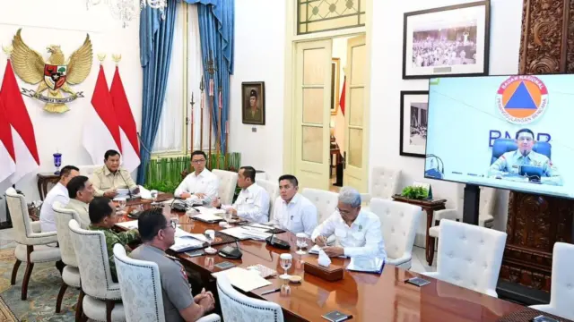 Presiden Prabowo Subianto memimpin rapat terbatas penanganan kebakaran hutan dan lahan di Istana Merdeka, Jakarta, Senin (12/10/2026). Pemerintah memprioritaskan pemadaman di Kalimantan Tengah dan Sumatra Selatan setelah dilaporkan 639,23 hektare lahan masih terbakar. (Foto: BPMI Setpres/Muchlis Jr)
