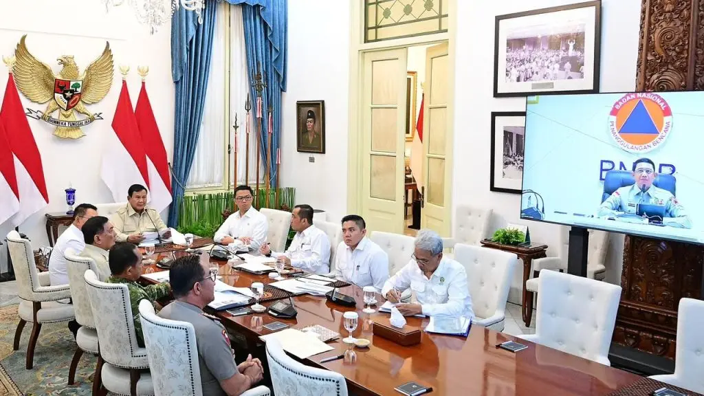 Presiden Prabowo Subianto memimpin rapat terbatas penanganan kebakaran hutan dan lahan di Istana Merdeka, Jakarta, Senin (12/10/2026). Pemerintah memprioritaskan pemadaman di Kalimantan Tengah dan Sumatra Selatan setelah dilaporkan 639,23 hektare lahan masih terbakar. (Foto: BPMI Setpres/Muchlis Jr)