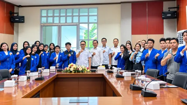 Akademis dari Manajemen Informatika dan Komputer (MIKOM) Pontianak mengenal lebih jauh ekosistem e-government Pemda Kubu Raya, Rabu (14/10/2026). (Foto:DiskominfoKKR)