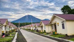 Suasana kawasan hunian tetap penyintas erupsi Gunung Semeru di Bumi Semeru Damai, Desa Sumbermujur, Kecamatan Candipuro, Lumajang, yang tengah diverifikasi pemanfaatannya, Sabtu (25/10/2026)