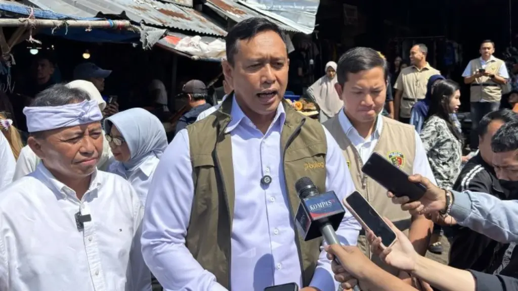 Direktur Utama Perum Bulog Ahmad Rizal Ramdhani memberikan keterangan mengenai pengawasan penyaluran beras SPHP. Bulog menonaktifkan enam pegawai untuk mendukung pemeriksaan dugaan penyalahgunaan distribusi.
