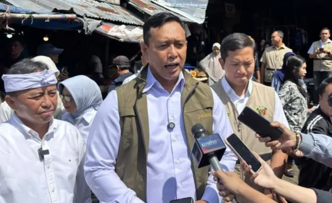 Direktur Utama Perum Bulog Ahmad Rizal Ramdhani memberikan keterangan mengenai pengawasan penyaluran beras SPHP. Bulog menonaktifkan enam pegawai untuk mendukung pemeriksaan dugaan penyalahgunaan distribusi.
