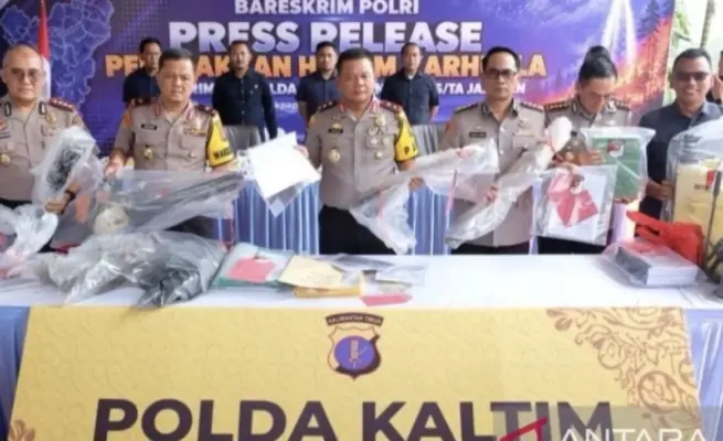 Kapolda Kalimantan Timur Irjen Pol Endar Priantoro bersama jajaran memperlihatkan barang bukti pengungkapan kasus karhutla dalam konferensi pers di Balikpapan, Kamis (29/10/2026). FOTO: Bidhumas Polda Kaltim.