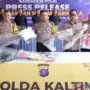 Kapolda Kalimantan Timur Irjen Pol Endar Priantoro bersama jajaran memperlihatkan barang bukti pengungkapan kasus karhutla dalam konferensi pers di Balikpapan, Kamis (29/10/2026). FOTO: Bidhumas Polda Kaltim.