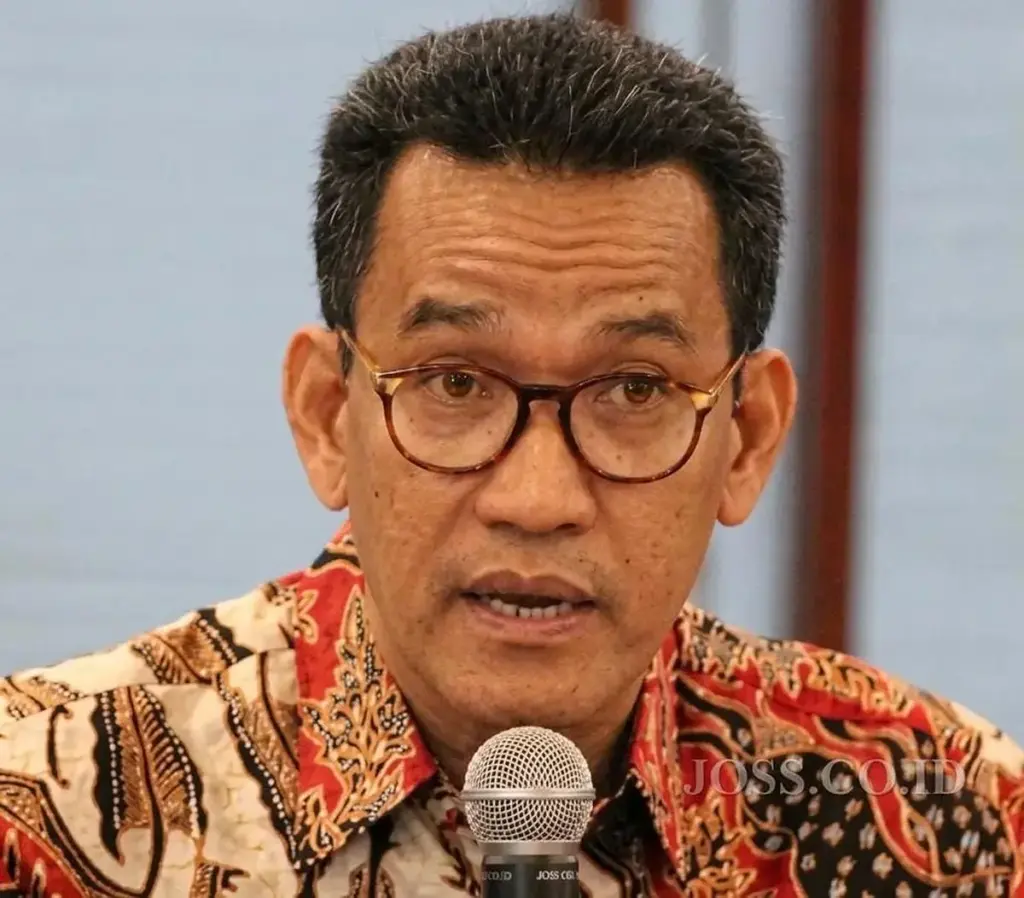 Kuasa hukum Roy Suryo, Refly Harun