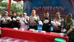 Kapolri Jenderal Pol Suyudi Ario Seto didampingi Wagub Aceh Fadhlullah, Kapolda dan Pamgdam Iskandar Muda memperlihatkan barang bukti sabu yang digerebek di dua unit ruko Jalan Dayah Tanoh, Gampong Ulee Tutue (Kemukiman Beureueh), Kecamatan Mutiara Timur, Kabupaten Pidie, Jum'at (23/10). (Foto: Ist)