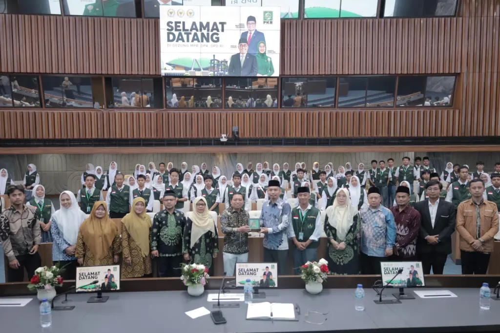 Anggota DPR RI Fraksi PKB Zainul Munasichin menerima kunjungan edukasi pelajar Forum OSIS Madrasah Aliyah Kabupaten Sukabumi di Gedung DPR RI, Jakarta, Kamis (29/10/2026).