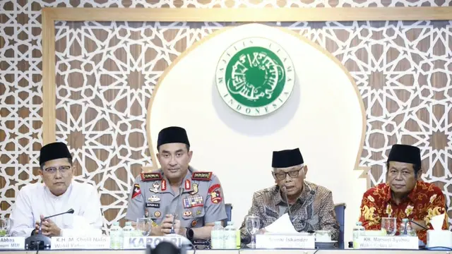 Kapolri Jenderal Polisi Suyudi Ario Seto bersilaturahmi dengan Ketua Umum MUI KH Anwar Iskandar di Kantor MUI Pusat, Jakarta, Selasa (13/10/2026). Pertemuan membahas penguatan keamanan, kerukunan masyarakat, dan peluang pengabdian santri melalui kepolisian. (Foto: Dokumentasi Divisi Humas Polri)