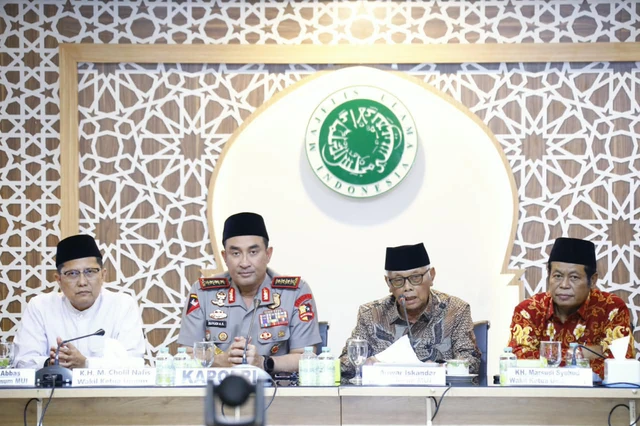 Kapolri Jenderal Polisi Suyudi Ario Seto bersilaturahmi dengan Ketua Umum MUI KH Anwar Iskandar di Kantor MUI Pusat, Jakarta, Selasa (13/10/2026). Pertemuan membahas penguatan keamanan, kerukunan masyarakat, dan peluang pengabdian santri melalui kepolisian. (Foto: Dokumentasi Divisi Humas Polri)