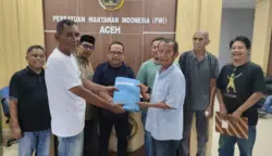 Muhammad Zairin menyerahkan berkas bakal calon Ketua DKP PWI Aceh periode 2026–2031 kepada Ketua Pokja Verifikasi, Imran Joni, di Kantor PWI Aceh, Banda Aceh, Sabtu (17/10/2026). (Foto: Dokumentasi Panitia Konferprov XIII PWI Aceh)