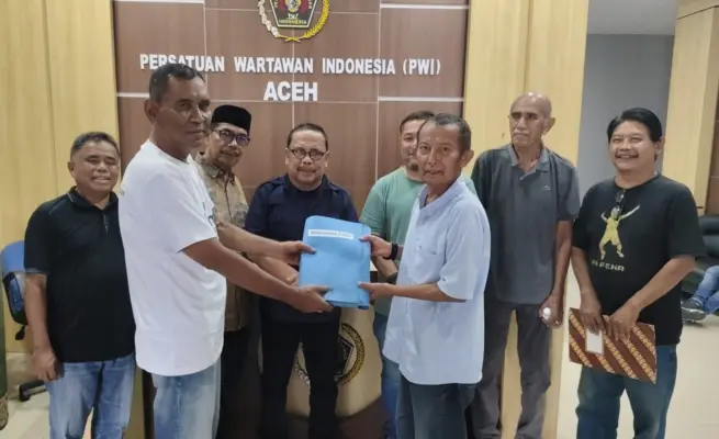 Muhammad Zairin menyerahkan berkas bakal calon Ketua DKP PWI Aceh periode 2026–2031 kepada Ketua Pokja Verifikasi, Imran Joni, di Kantor PWI Aceh, Banda Aceh, Sabtu (17/10/2026). (Foto: Dokumentasi Panitia Konferprov XIII PWI Aceh)