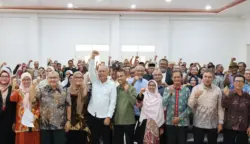 Teuku Kamaruzzaman, S.H. (berkemeja putih), kembali terpilih secara aklamasi sebagai Ketua Umum IKAKUM USK periode 2026–2031 dalam Musyawarah Besar VI di Gedung Moot Court Fakultas Hukum Universitas Syiah Kuala, Banda Aceh, Sabtu (24/10/2026). Foto: Dokumentasi Panitia Mubes VI IKAKUM USK.