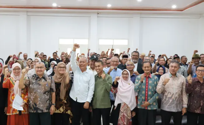 Teuku Kamaruzzaman, S.H. (berkemeja putih), kembali terpilih secara aklamasi sebagai Ketua Umum IKAKUM USK periode 2026–2031 dalam Musyawarah Besar VI di Gedung Moot Court Fakultas Hukum Universitas Syiah Kuala, Banda Aceh, Sabtu (24/10/2026). Foto: Dokumentasi Panitia Mubes VI IKAKUM USK.