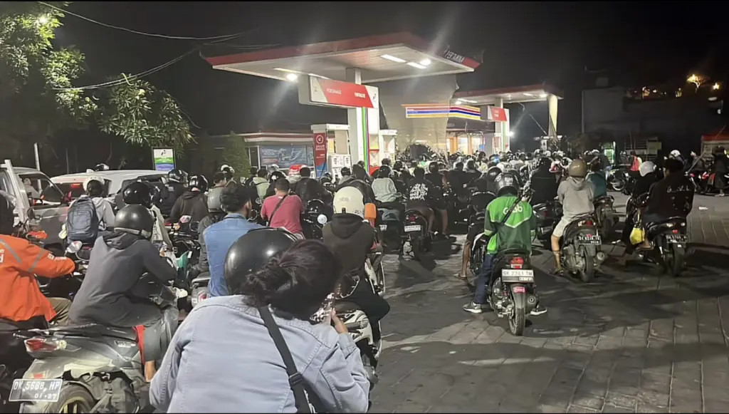 Antrean kendaraan terjadi di sejumlah SPBU di Bali akibat gangguan distribusi BBM. Pertamina menyiagakan 52 SPBU selama 24 jam dan mempercepat pengiriman pasokan guna memulihkan pelayanan masyarakat.