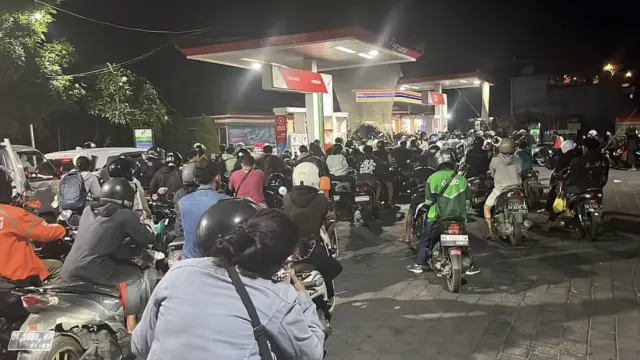 Antrean kendaraan terjadi di sejumlah SPBU di Bali akibat gangguan distribusi BBM. Pertamina menyiagakan 52 SPBU selama 24 jam dan mempercepat pengiriman pasokan guna memulihkan pelayanan masyarakat.